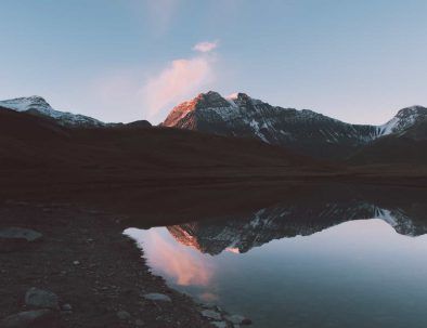 paisaje con montañas y lago al atardecer