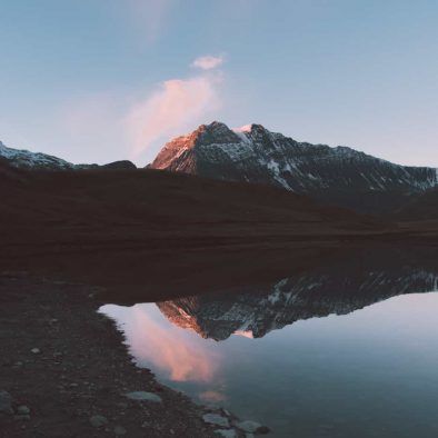 paisaje con montañas y lago al atardecer