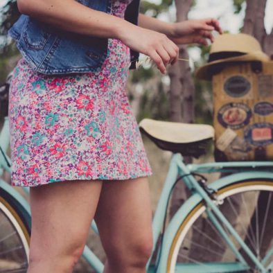 mujer con bicicleta