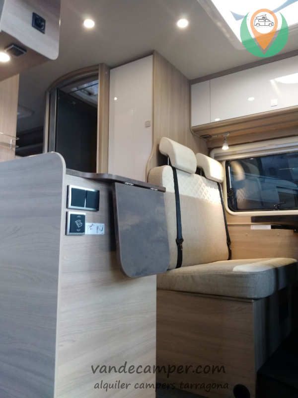 vista interior furgoneta vandecamper Deluxe en alquiler