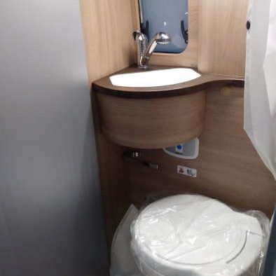 baño completo con ducha y ventana en camper