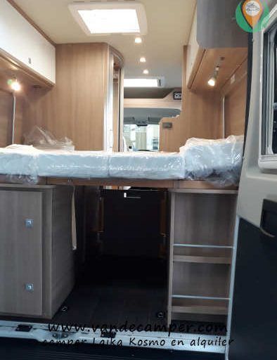 porta equipajes y zona dormitorio camper van de alquiler
