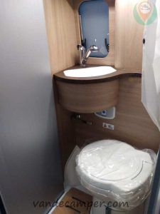 baño completo furgoneta camper de alquiler