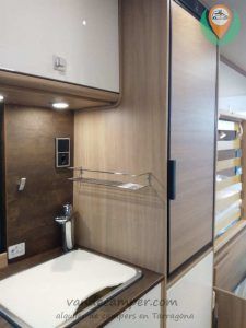 nevera elevada de gran capacidad en furgoneta camper