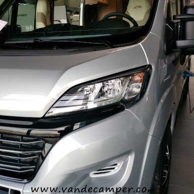 frontal furgoneta camper de color gris con parrilla negra de vandecamper