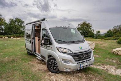 atardecer con autocaravana de alquiler vandecamper