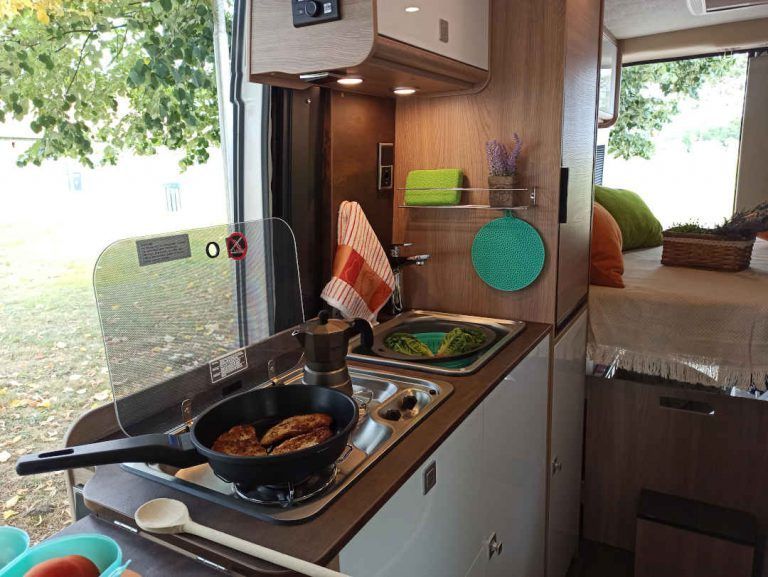cocina autocaravana alquiler vandecamper