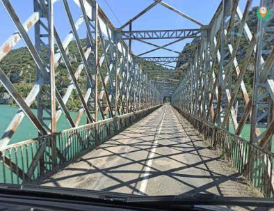 cruzando puente de hierro en camper