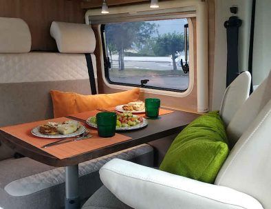 comedor de autocaravana con platos y comida