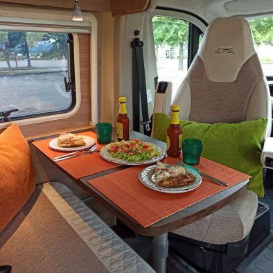 comedor para dos personas de furgoneta camper en alquiler