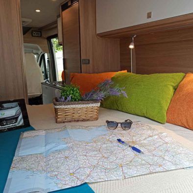 Dormitorio furgo camper de alquiler en vandecamper