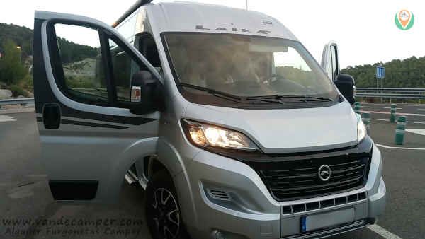 vista frontal de campervan