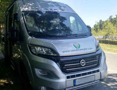 van de camper en zona de descanso