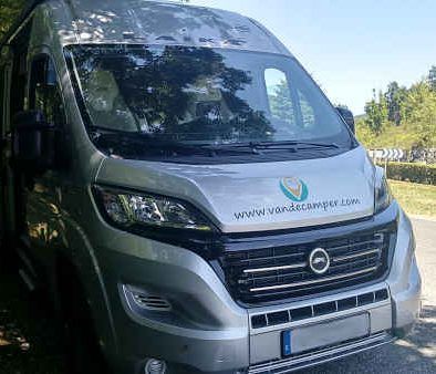 van de camper en zona de descanso
