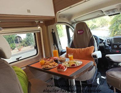 comedor autocaravana de alquiler de VandeCamper