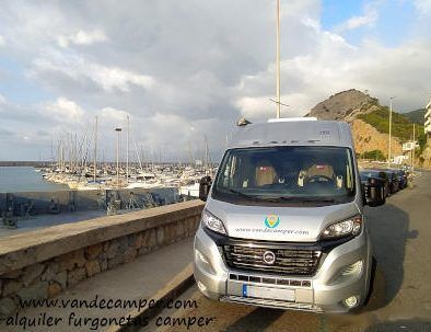 camper van junto al puerto del Garraf