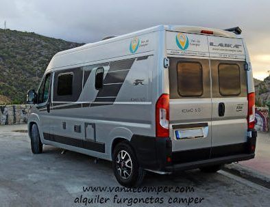 furgoneta camper aparcada en las costas del Garraf