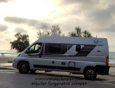 Furgo camper en la playa de Garraf