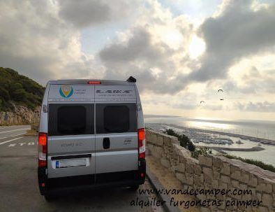 Autocaravana de alquiler con vistas al Port Aiguadolç de Sitges