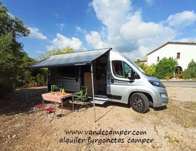 Campervan con accesorios de camping