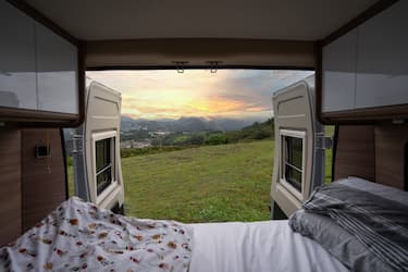atardecer desde el interior de una camper de alquiler