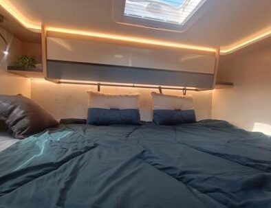 cama posterior de matrimonio de la autocaravana de alquiler de VandeCamper en Cunit Horon Fit 91XT