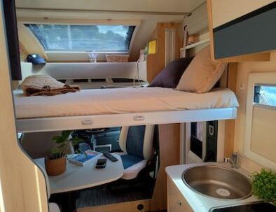 cama basculante autocaravana de alquiler de VandeCamper en Cunit Horon Fit 91XT