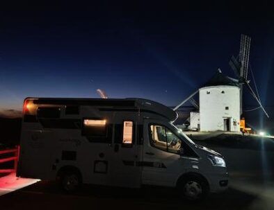 noche en autocaravana de alquiler de VandeCamper en los molinos de Consuegra