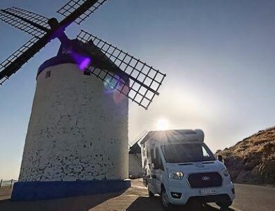 autocaravana de alquiler de VandeCamper en los molinos de Consuegra