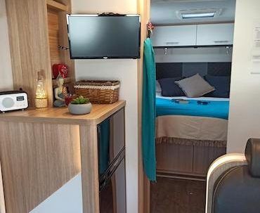 vista interior nevera y habitación autocaravana T69S de alquiler en Van de Camper