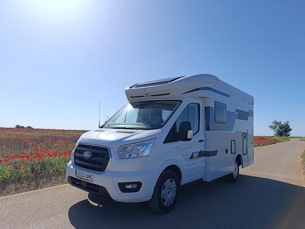 Autocaravana CI Horon Fit 91XT de alquiler de Van de Camper en una ruta con campos de amapolas