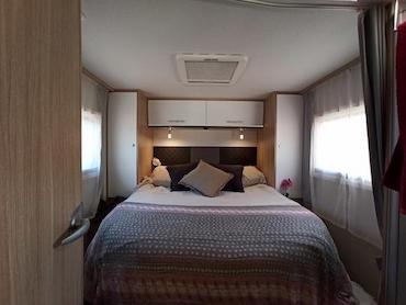 cama en isla de la autocaravana de alquiler en Tarragona de Van de Camper