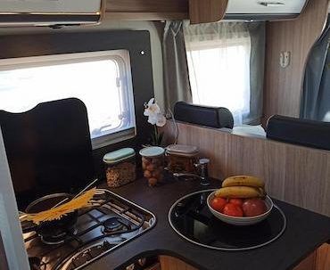 cocina de la autocaravana de alquiler Sunlight T69S de VandeCamper Barcelona