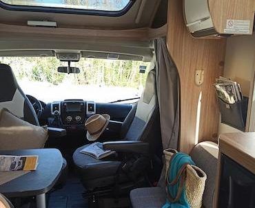 vista parcial del comedor de la autocaravana de alquiler de Van de Camper Tarragona