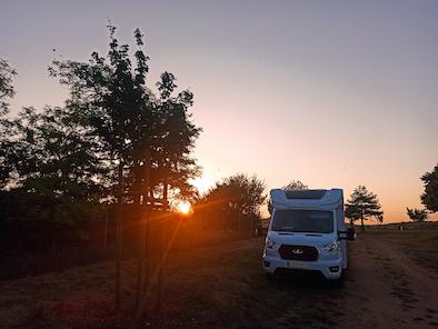 Atardecer con autocaravana de alquiler Van de Camper
