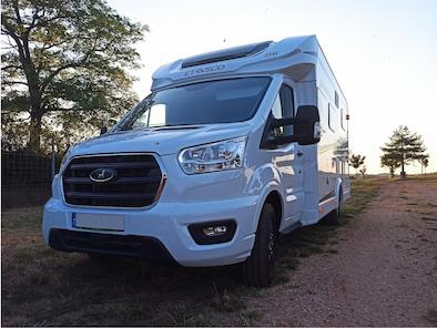 vista frontal autocaravana de alquiler Tarragona Van de Camper