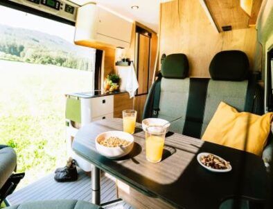 comedor de la camper Clever de alquiler de VandeCamper
