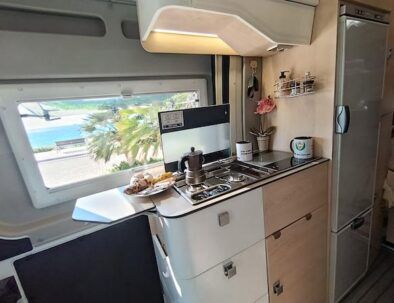 cocina equipada de la furgoneta de Vandecamper para alquilar en Cunit