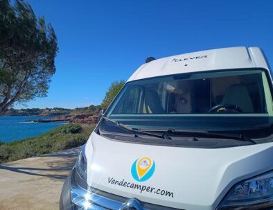 forntal fugoneta camper de alquiler con vistas al mar-Vandecamper