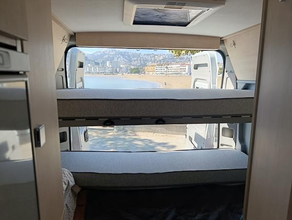 literas dobles de la camper familiar en alquiler en Cunit de VandeCamper