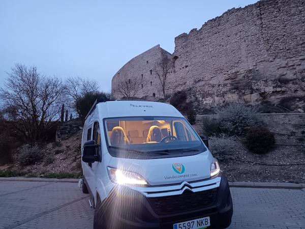 Camper de alquiler en Cunit de VAndeCamper aparcada frente a las murallas