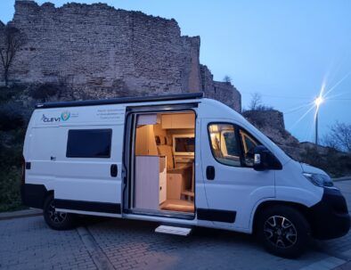 camper de alquiler junto las murallas de Montfalcó Murallat al atardecer VandeCamper
