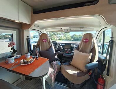 vista de la zona interior delantera de la furgoneta camper familiar en alquiler en Cunit de Vandecamper