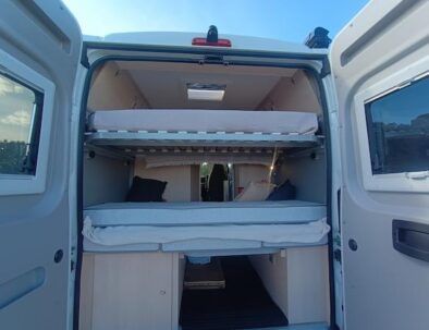 zona posterior con literas de la camper de alquiler en Cunit