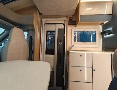 zona cocina autocaravana de alquiler en Cunit de VandeCamper