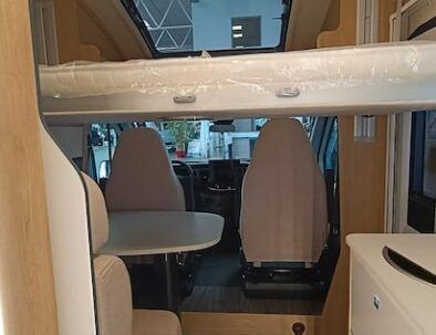 cama basculante interior autocaravana Horon Fit 91XP de VandeCamper en alquiler