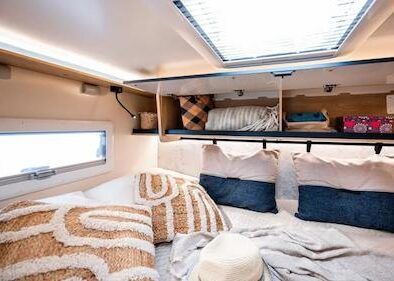 zona dormitorio autocaravana de alquiler en Cunit de VandeCamper