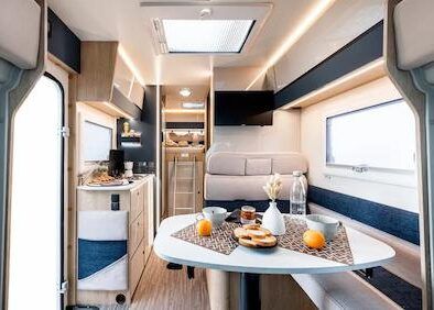 zona comedor autocaravana compacta de alquiler en Cunit