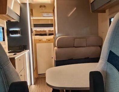vista del comedor de la autocaravana de alquiler de Vandecamper
