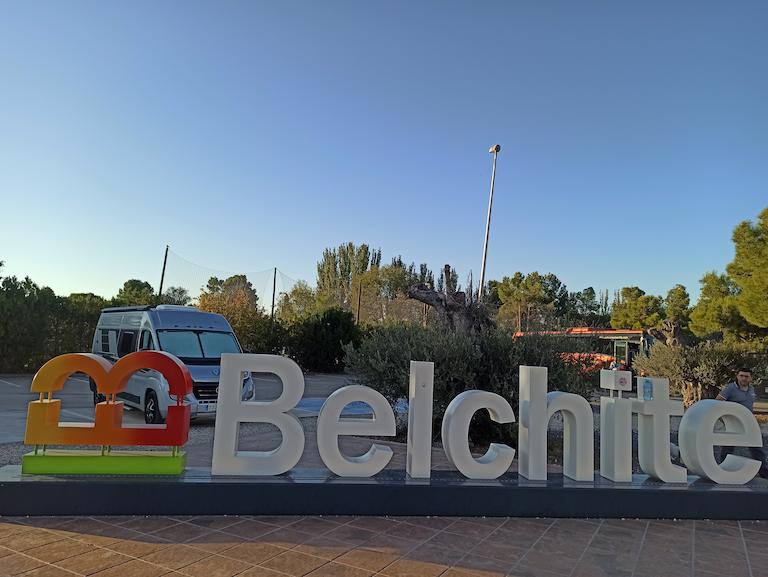 Entrada del pueblo de Belchite con la furgoneta camper aparcada